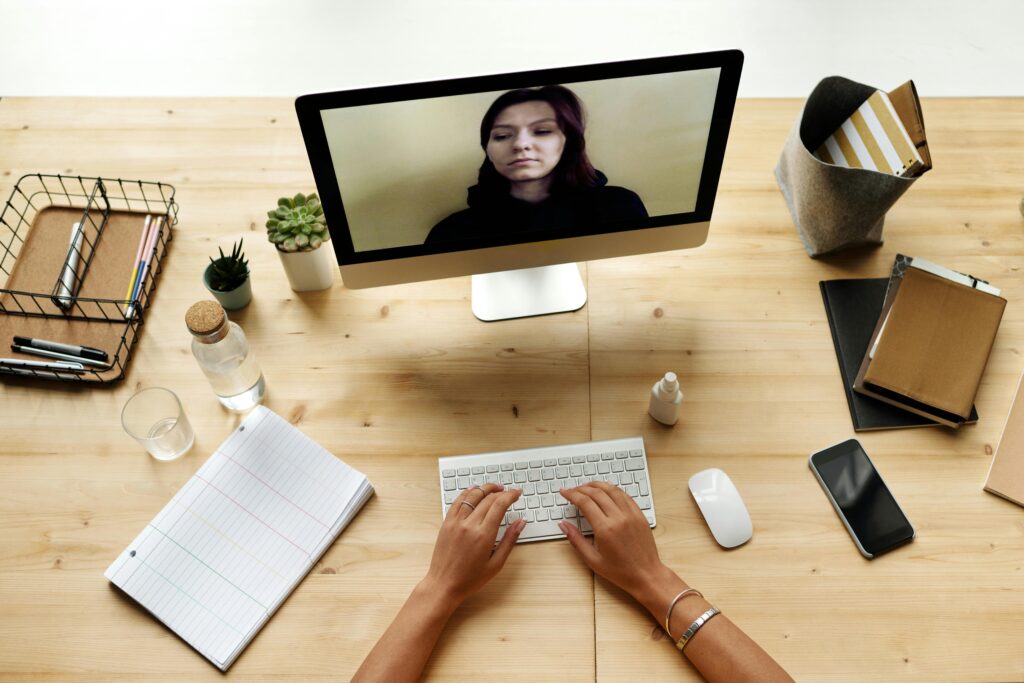 salud mental, confinamiento, teletrabajo, aislamiento, teletrabajo y salud mental, burnout, psicólogos, híbrido, malestar, estrés