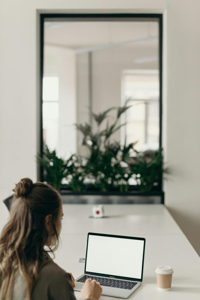 precarización laboral, freelance, contratos, salud mental, carga emocional, ser freelance y salud mental, individualización, malestar, solos, ansiedad y trabajos sin contrato