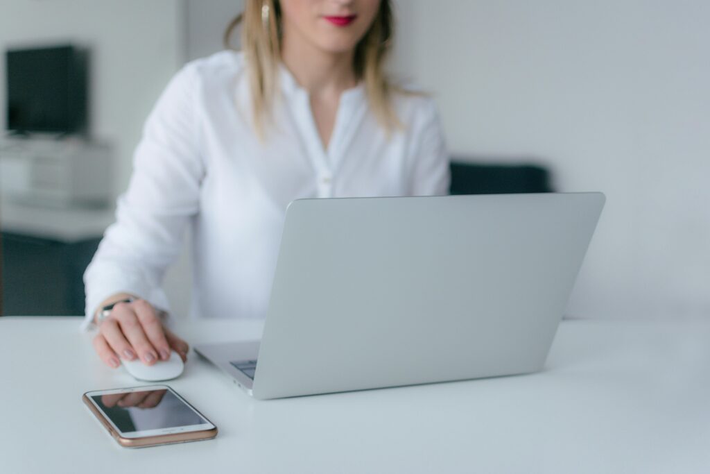 precarización laboral, freelance, contratos, salud mental, carga emocional, ser freelance y salud mental, individualización, malestar, solos, ansiedad y trabajos sin contrato
